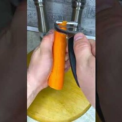 Картошка с мясом в подливе с морковкой, сладким перцем и помидорами на сковороде