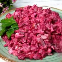 Салат со свёклой и маринованными огурцами