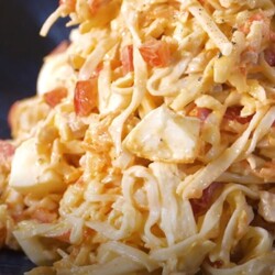 Салат с курицей, сладким перцем, помидорами, сыром и крабовыми палочками — новый вариант