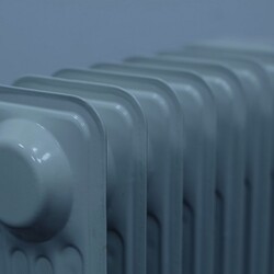 Чем помыть батареи снаружи и как удалить пыль между секциями: хитрость, которая работает