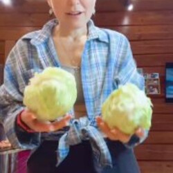 Салат из молодой капусты с морковкой