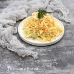 Салат из свежей капусты с морковью и вкусной заправкой