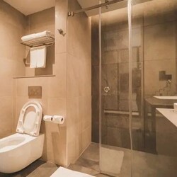 Чем отмыть желтую полосу в унитазе в считаные минуты: вновь засияет чистотой и блеском