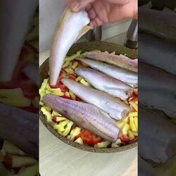 Сочный минтай с овощами на сковороде