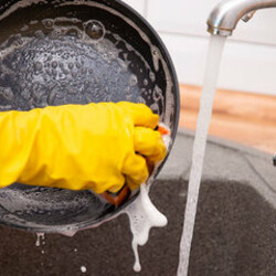 Как отмыть даже самую грязную сковородку: 6 простых хитростей