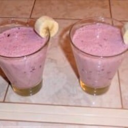 Молочный коктейль с бананом и замороженными ягодами