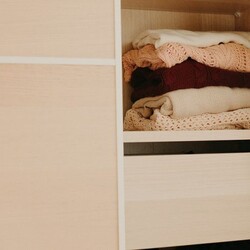 Почему в шкафу желтеет одежда: это должна знать каждая хозяйка