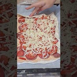 Пирог с колбасой, помидором и сыром в слоеном тесте