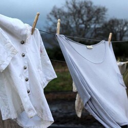 Как отстирать жёлтые пятна от пота на подмышках на белом: совет, который пригодится