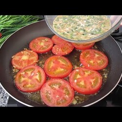 Омлет с помидорами, зелёным луком и сыром