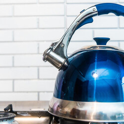Чайник будет блестеть как новый: как очистить утварь от нагара и жира