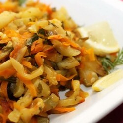 Кабачки тушеные с морковью и луком.