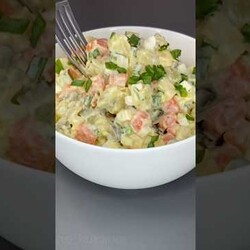 Салат с картофелем, морковью, яйцами, сыром, солеными огурцами и зелёным луком