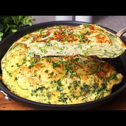 Пирог из кабачков с помидорами и сметаной на сковороде