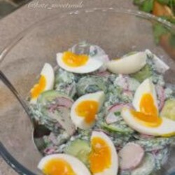 Салат со свежим огурцом, редиской, горошком