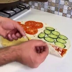 Слоенная пицца из круглого лаваша