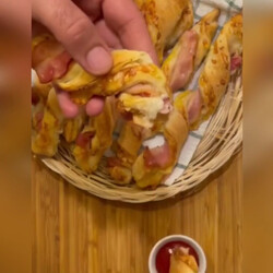 Спиральки с сыром и беконом