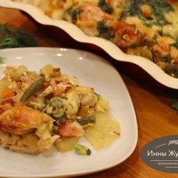 Курица с замороженными овощами и картофелем под сметанным соусом в духовке