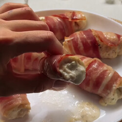 Куриные рулетики в беконе