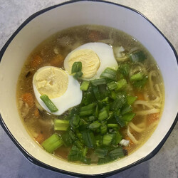 Наваристый куриный бульон с яичной лапшой, вареным яйцом и зеленью – пошаговый рецепт приготовления с фото