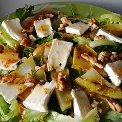 Салат с грушей и камамбером