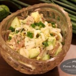 Салат с печенью трески, яйцами и свежим огурцом