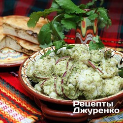 Салат из цветной капусты с орехами, луком и винной заправкой