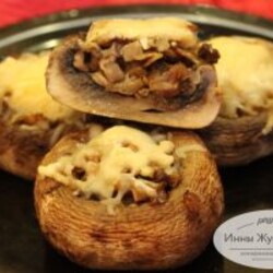 Фаршированные шляпки шампиньонов, запеченные в духовке под сыром