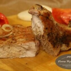 Свиная корейка на кости в духовке, простой рецепт ароматного сочного свиного стейка