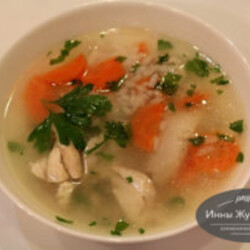 Легкий суп из курицы с рисом и морковью