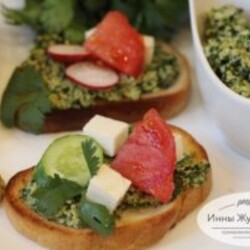 Пряный зеленый соус (кавказская приправа) из грецких орехов, чеснока и кинзы