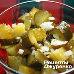 Салат с солеными огурцами, луком и растительным маслом