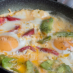 Яйца с помидорами