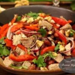 Салат Тбилиси с говядиной, красной фасолью, сладким перцем и орехами