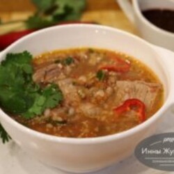 Суп харчо с соусом ткемали и грецкими орехами на говяжьем бульоне