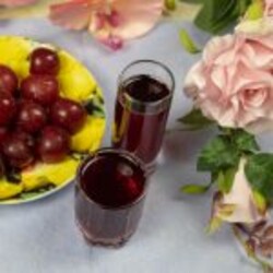 Два лучших рецепта домашней наливки из черешни (с водкой и без)