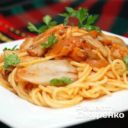 Спагетти с грибным соусом, луком и мякотью томатов - Рецепты Джуренко