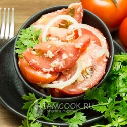 Салат из помидоров и тунца