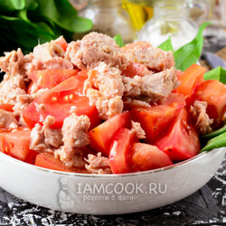 Салат с помидорами и тунцом