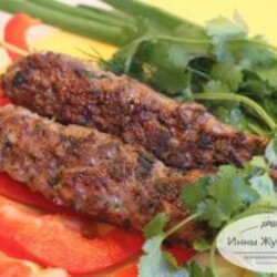 Люля-кебаб из говяжьего фарша на шпажках на сковороде