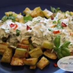 AT1-3 Жареные кабачки с йогуртовым чесночным соусом по-турецки, теплый салат из кабачков