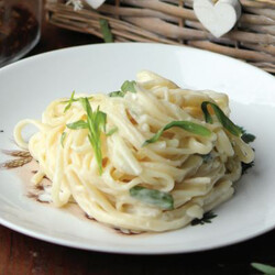 სპაგეტი ყველის სოუსითა და ტარხუნით