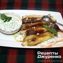 AT1-1 Запеченные баклажаны с соусом из йогурта, с огурцами и укропом