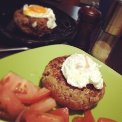 Рубленый бифштекс с яйцом пашот | Правильная Еда