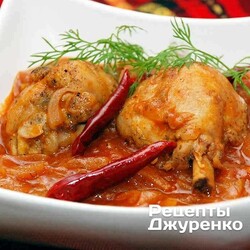Курица в томатном соусе тушеная с луком и спелыми помидорами