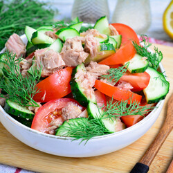 Салат с тунцом, помидорами и огурцами