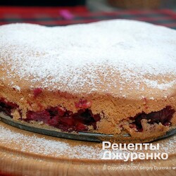 Шарлотка со сливами - пышный бисквит с половинками фруктов. Пошаговый рецепт Сергея Джуренко