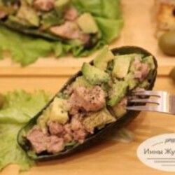 Салат из печени трески и авокадо, в лодочках авокадо