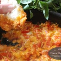 Менемен, турецкий омлет с помидорами и сладким перцем на оливковом масле