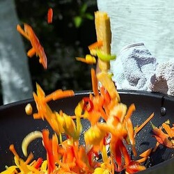 Вок с овощами и креветками